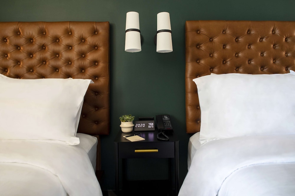 The Lloyd Stamford Tapestry Collection by Hilton - photo 9