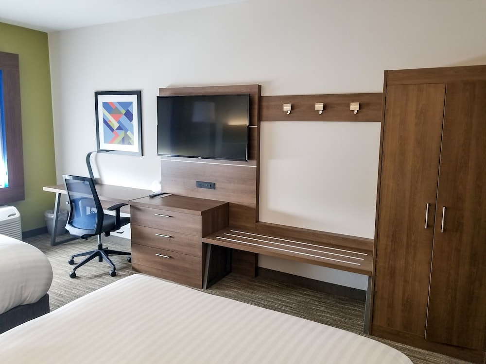 Holiday Inn Express & Suites Charlotte NE University Area by IHG - photo 16