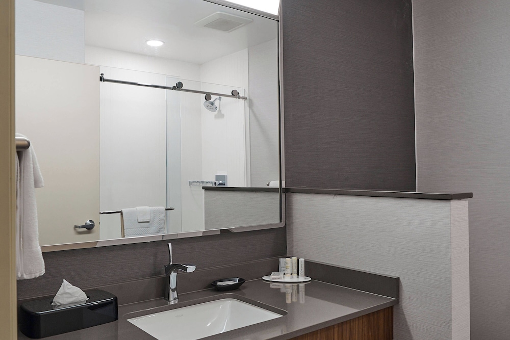 Courtyard by Marriott Medford Airport - photo 36