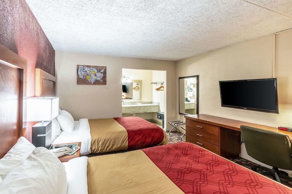 Econo Lodge - photo 17