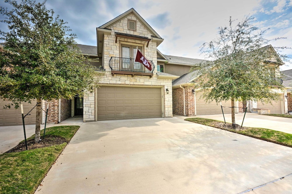 College Station Townhouse w Private Patio — 4-Star Luxury Hotel in College Station, United States