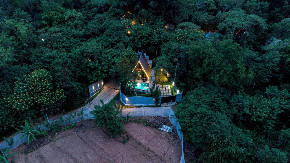 Area 4 eco cubes - carbon neutral hotel in Wellawaya