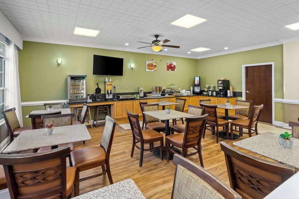 Quality Inn Fayetteville near Historic Downtown Square - photo 43