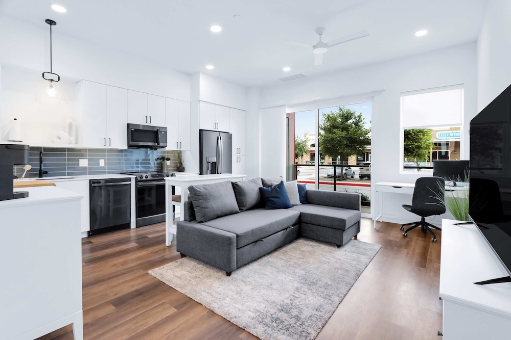Luxury Resort style Living Centrally Located - featured photo