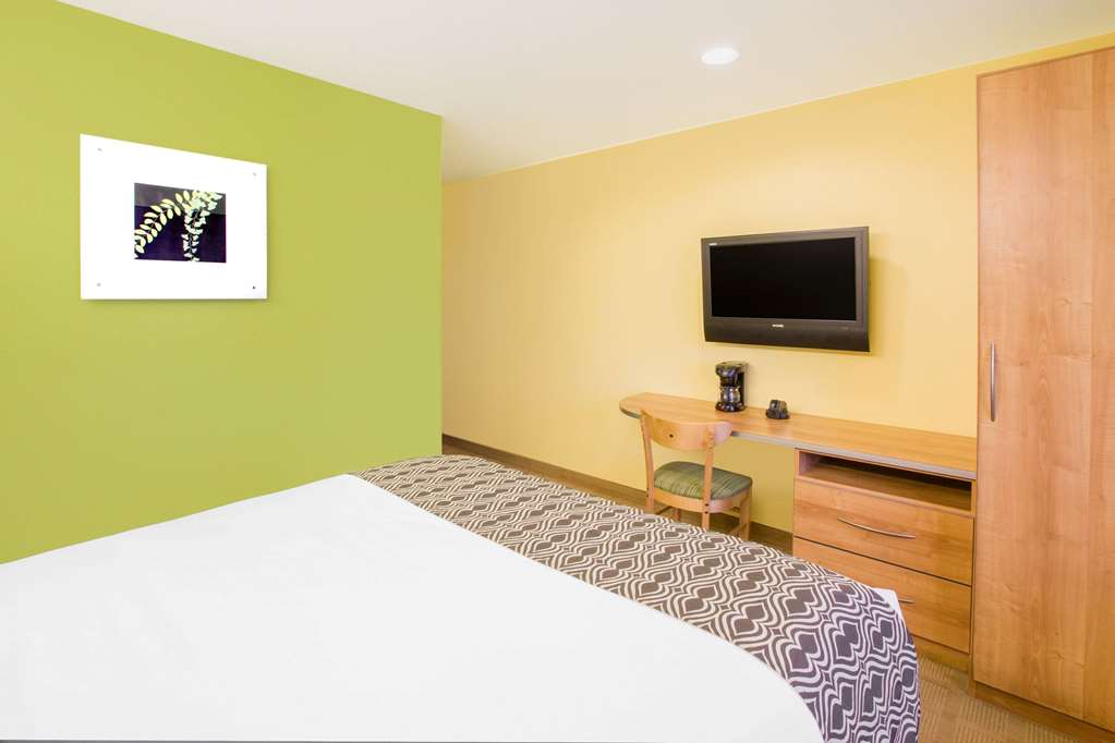 Microtel Inn & Suites by Wyndham Delphos - photo 9
