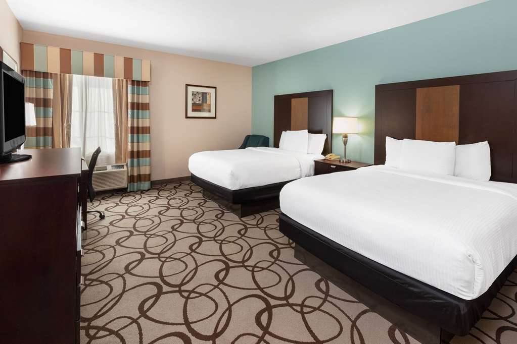 La Quinta Inn & Suites by Wyndham Fort Worth Lake Worth - photo 10