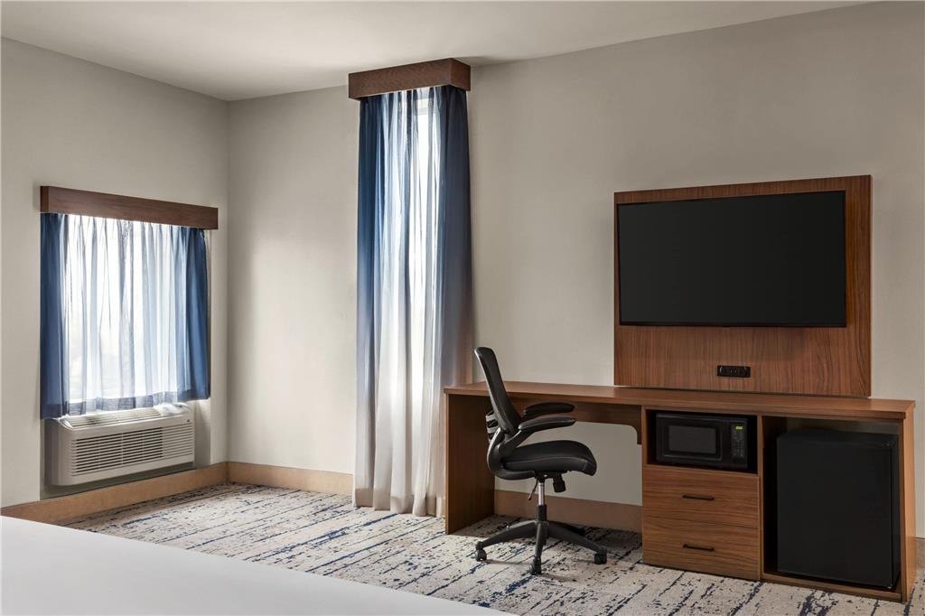 La Quinta Inn & Suites by Wyndham Austin South - photo 17