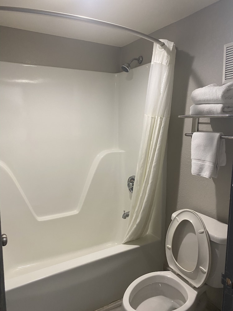 Days Inn by Wyndham Moss Point Pascagoula - photo 13