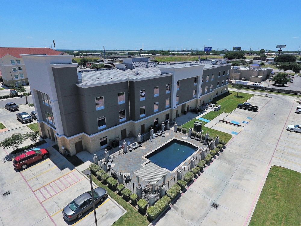 Hampton Inn Seguin - photo 71