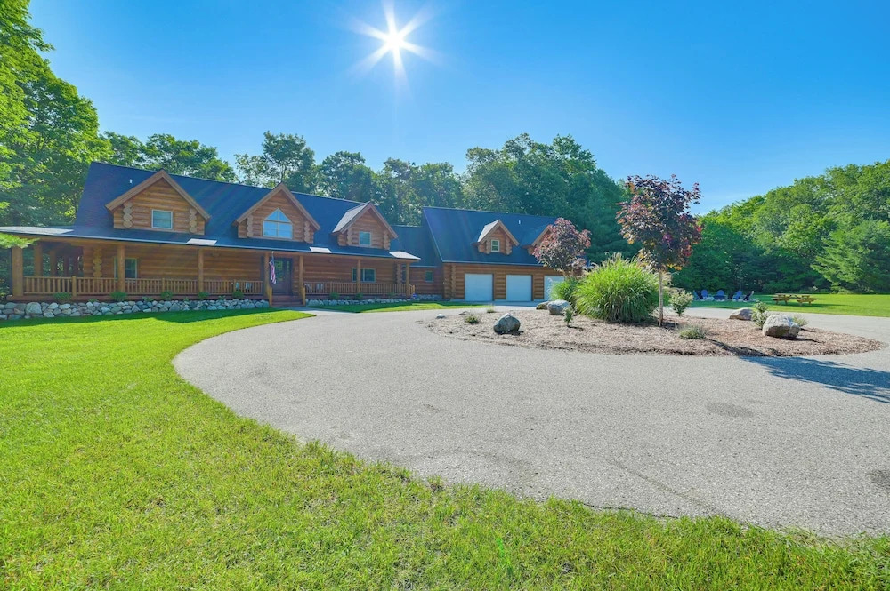 14 Mi to Slopes Lodge on 104 Acres in Boyne City — 4-Star Luxury Hotel in Petoskey, United States