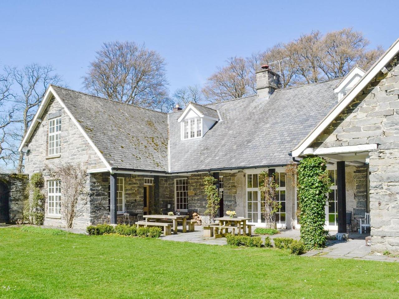 Crogen Coach House Oqr — 4-Star Luxury Hotel in Llandrillo, United Kingdom