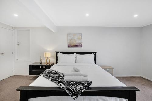 Sunny Beam Guest Suite with Parking and Kitchenette — 4-Star Luxury Hotel in Auckland, New Zealand