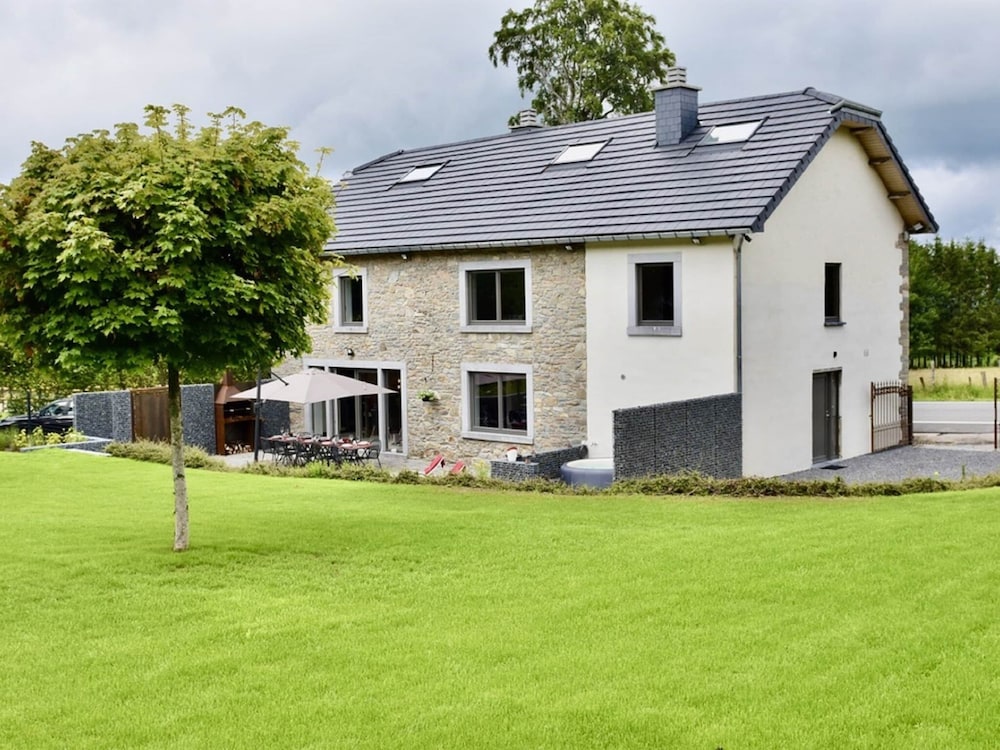Tranquil Holiday Home in Manhay with Hot Tub near Ski Area — 4-Star Luxury Hotel in Manhay, Belgium