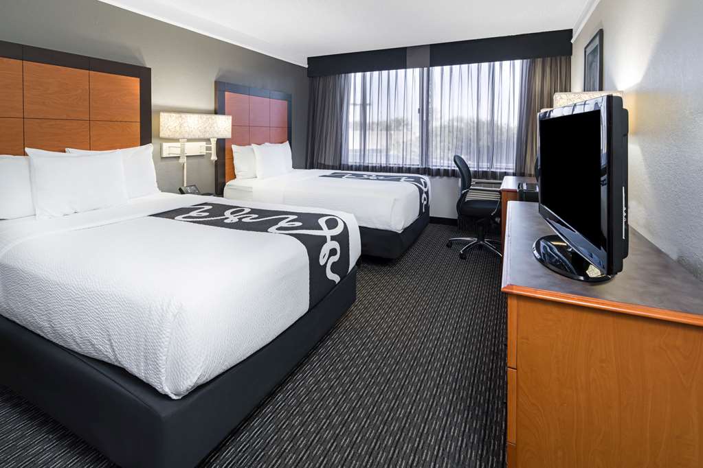 La Quinta Inn & Suites by Wyndham Buena Park - photo 14