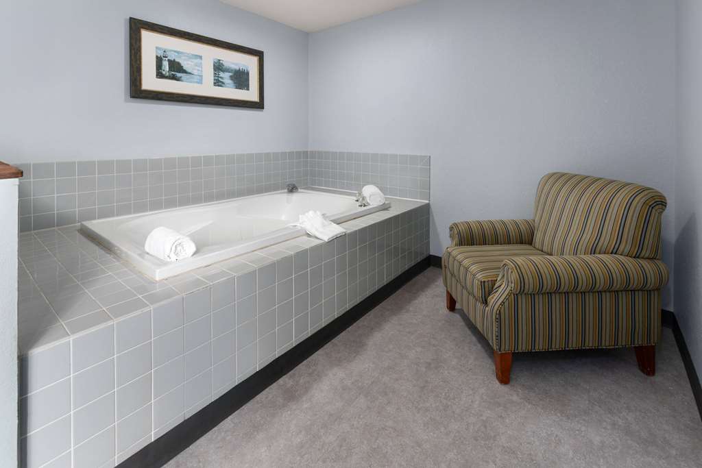 Days Inn by Wyndham Iron Mountain - photo 15