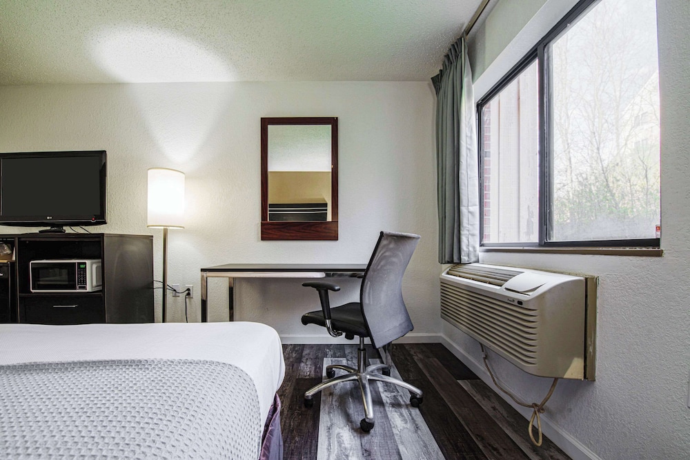 Econo Lodge Cleveland Southeast Kent - photo 18