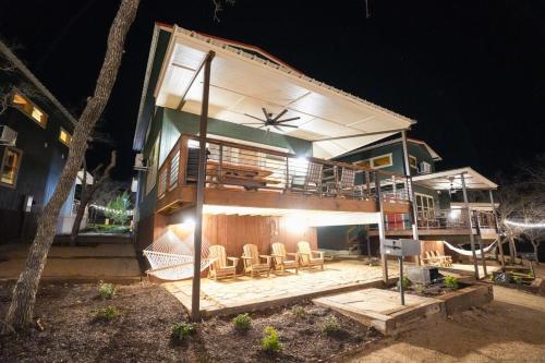 Spacious Modern Lux Cabin Hot Tub FirePit Games — 4-Star Luxury Hotel in Runaway Bay, United States