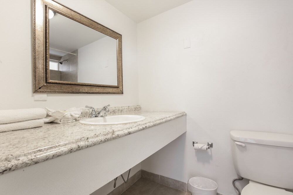 Camelot Waterfront Inn - photo 30