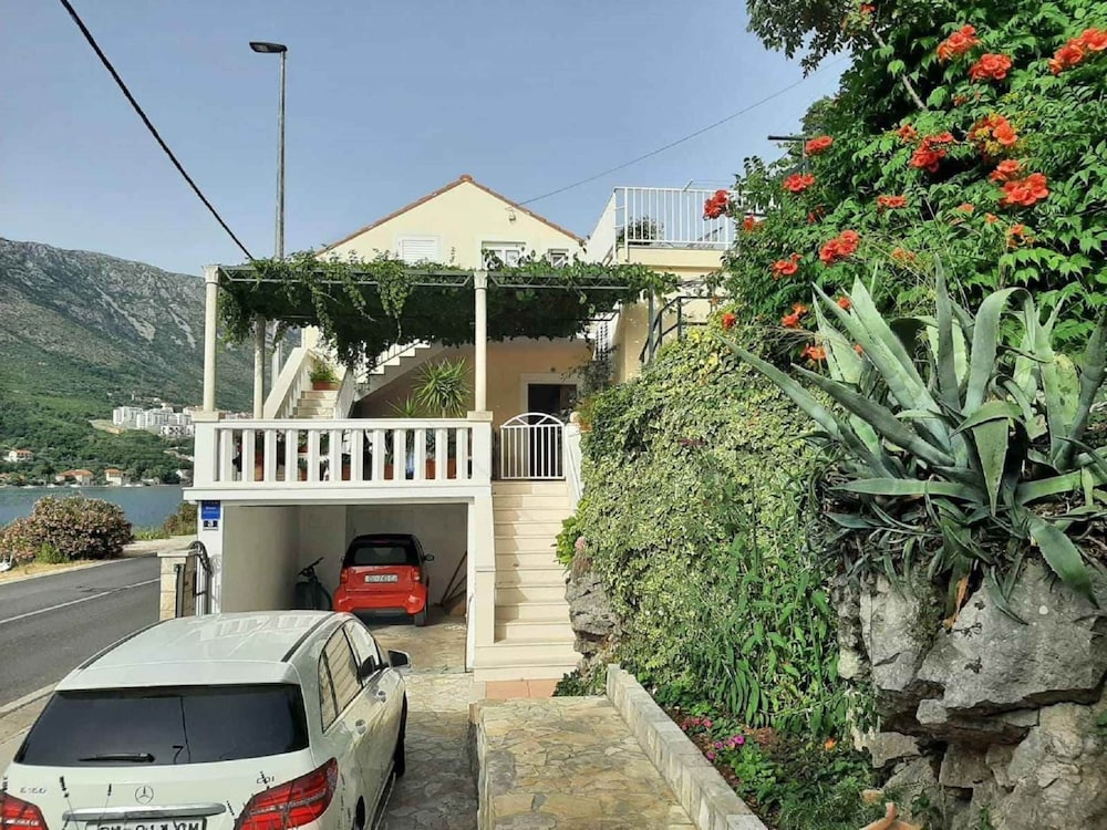 Apartment Cetinic Two Bedroom Apartment With Terrace and Sea View