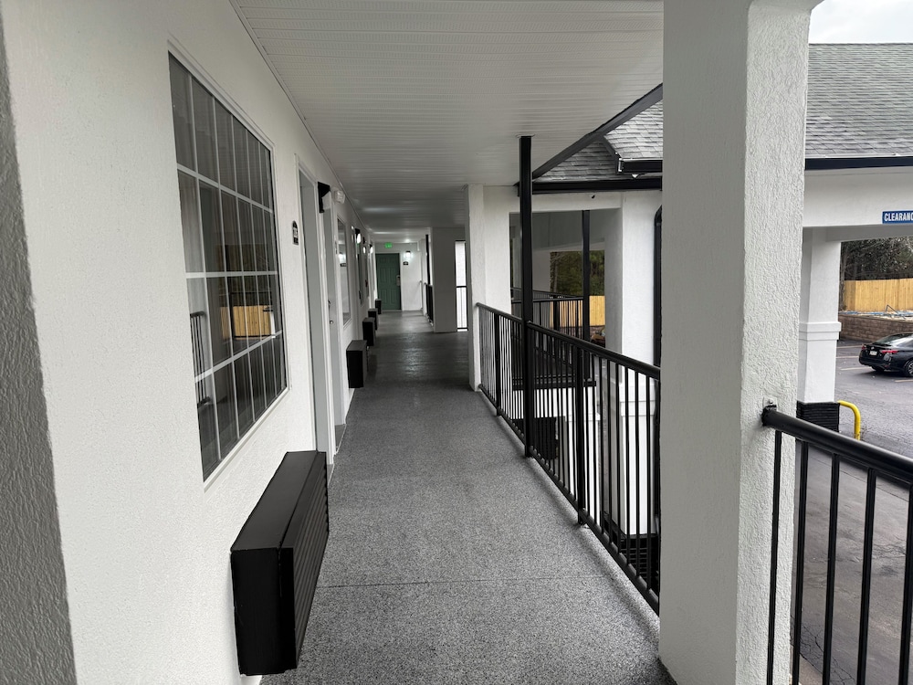 Magnolia Bay Hotel & Suites - photo 17