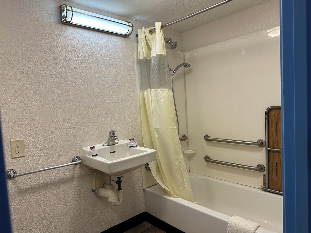 Red Roof Inn Flint Bishop Airport - photo 18