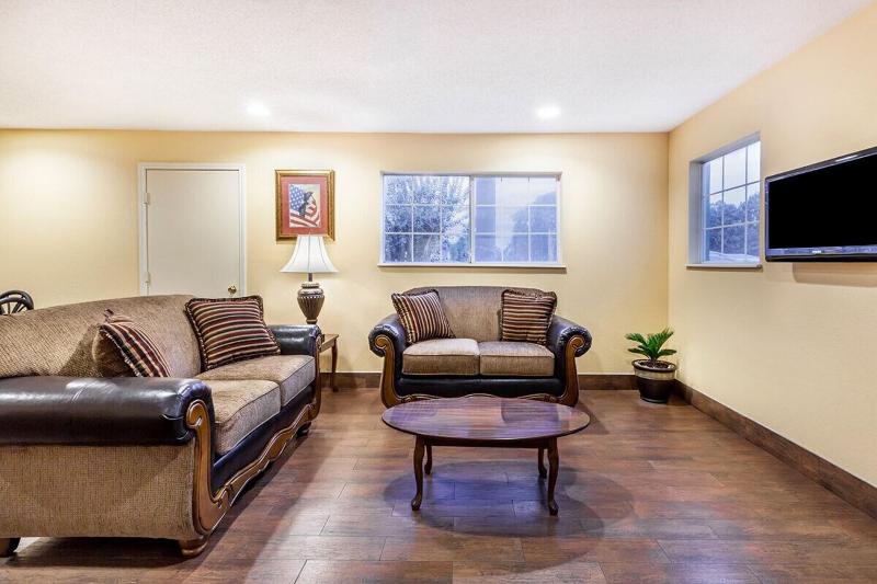 Super 8 by Wyndham Palestine