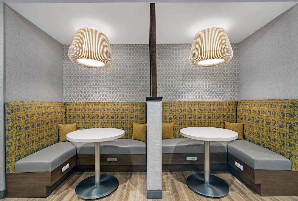 Hampton Inn & Suites Farmers Branch Dallas - photo 2