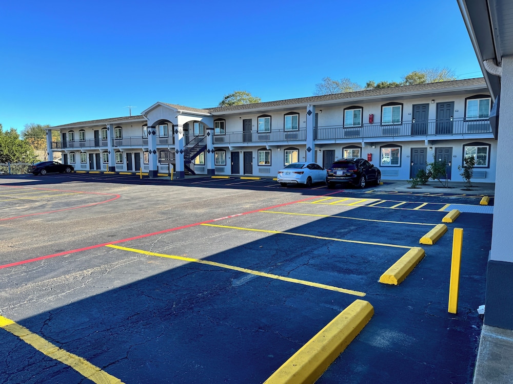 Continental Inn & Suites Nacogdoches TX SFA University Downtown - photo 69