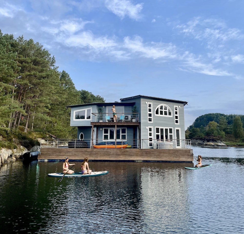 Floating Villa Bergen — 4-Star Luxury Hotel in Bergen, Norway