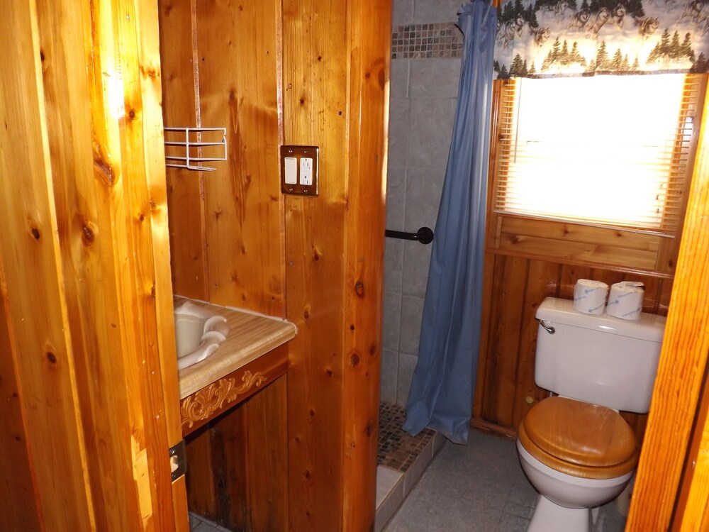 Crooked Lake Resort Cabin 4 - photo 40