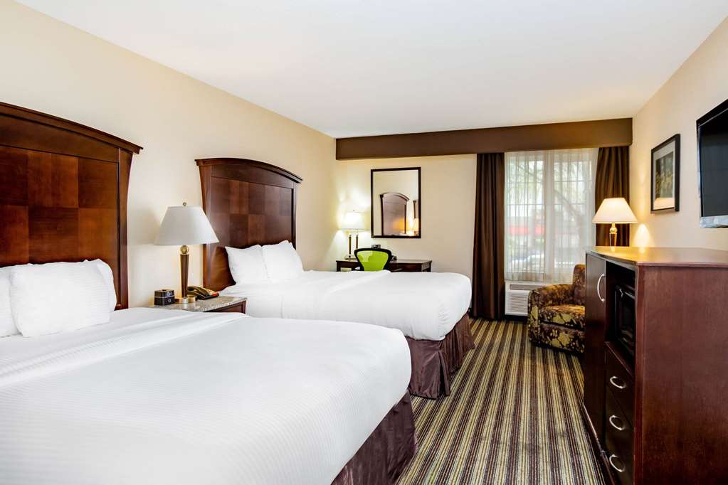 La Quinta Inn & Suites by Wyndham Fowler - photo 29
