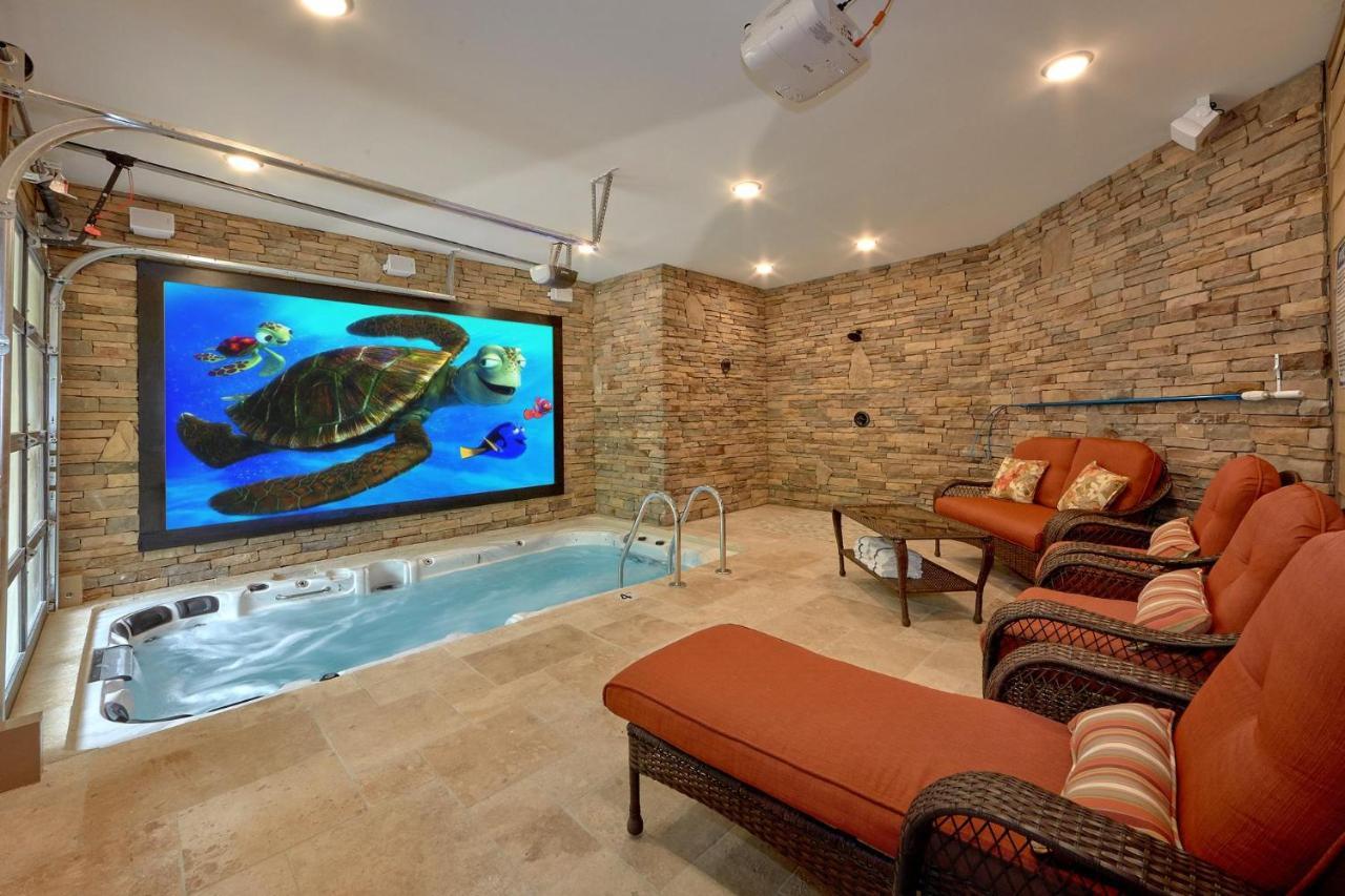Poolin Around: Mini Golf Pool Theater Firepit — 4-Star Luxury Hotel in Sevierville, United States