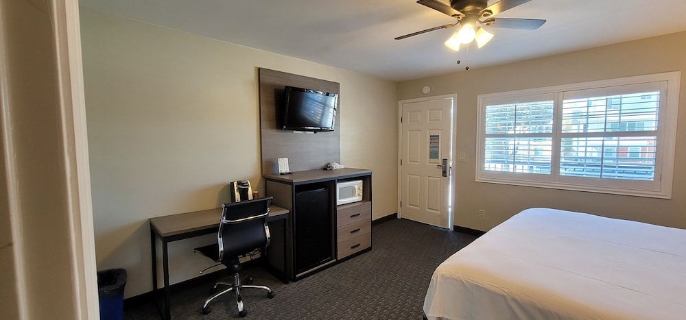 Pismo Beachwalker Inn & Suites - photo 11