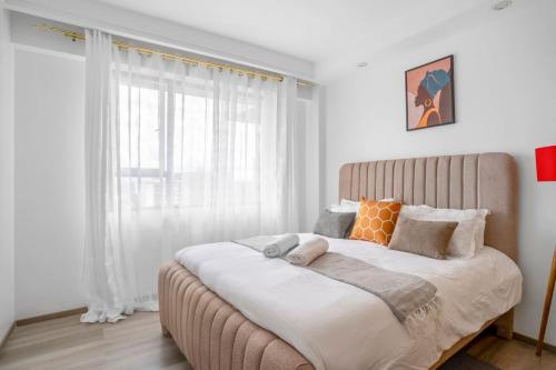 1BR Apartment with Gym King Bed City Views and Prime Location