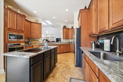 3 Sutherland Court Private Pool Short Walk To The Beach FREE Activities Included — 4-Star Luxury Hotel in Hilton Head Island, United States