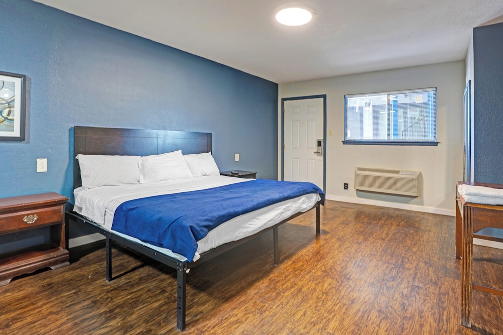 Super 7 Inn By OYO San Antonio NW Medical Center - photo 15