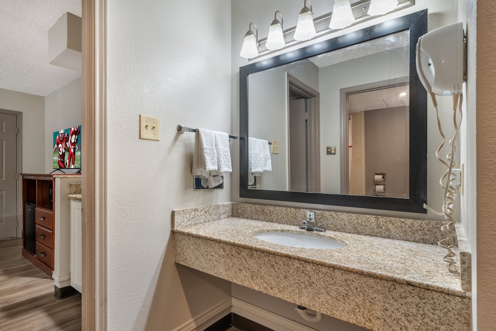 Red Roof Inn & Suites Sulphur Springs - photo 24