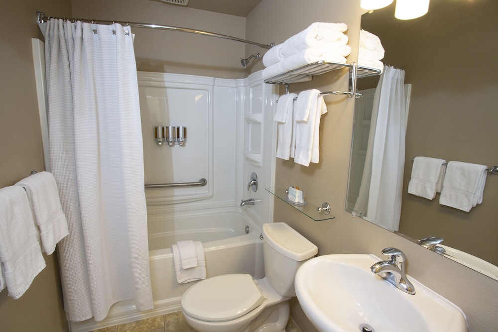 Lakeshore Inn - photo 18