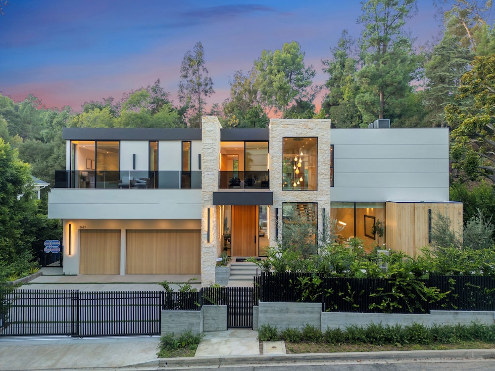 Hutton Villa 5 bedroom Retreat in Iconic Beverly Hills Oasis — 4-Star Luxury Hotel in Beverly Hills, United States