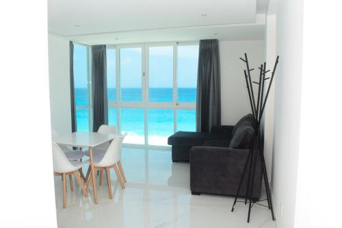 Nuevo estudio a pie de playa vistas increibles alberca gym jacuzi seguridad 3503 — 4-Star Luxury Hotel in Cancun, Mexico