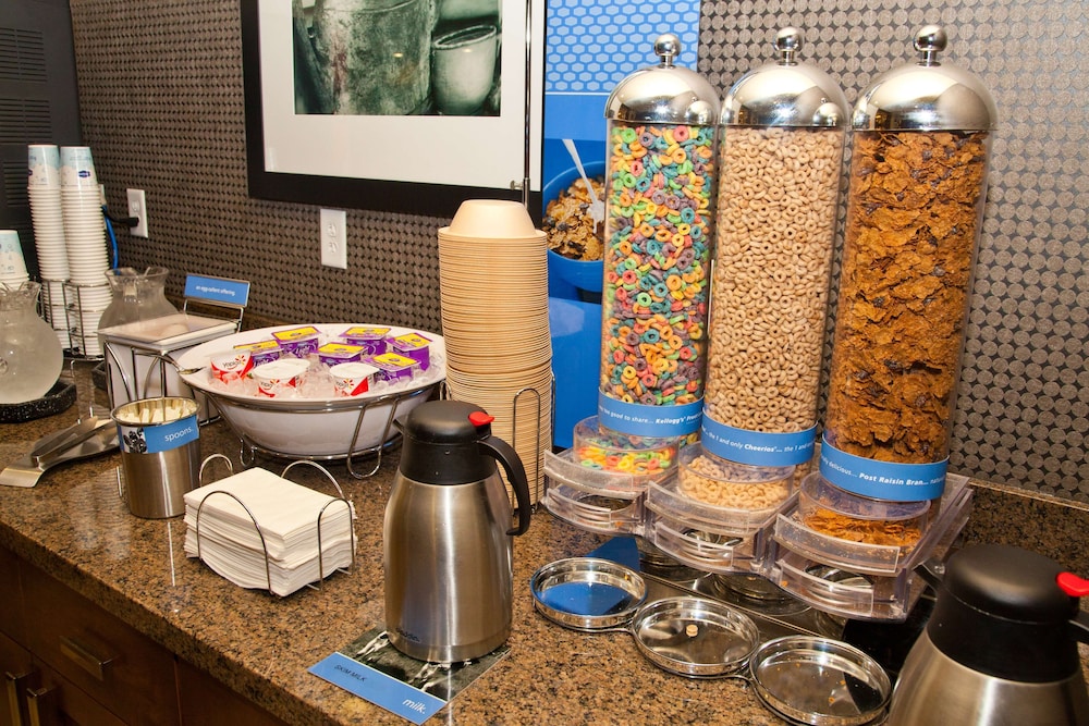 Hampton Inn & Suites Salinas - photo 32
