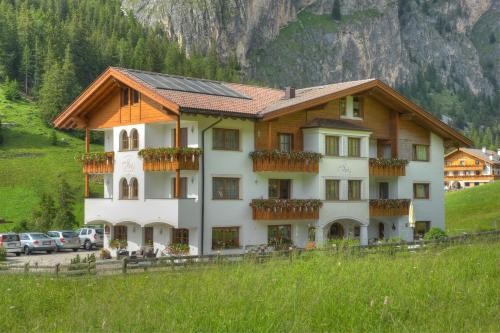 Garni Hotel Iris in Selva, Italy