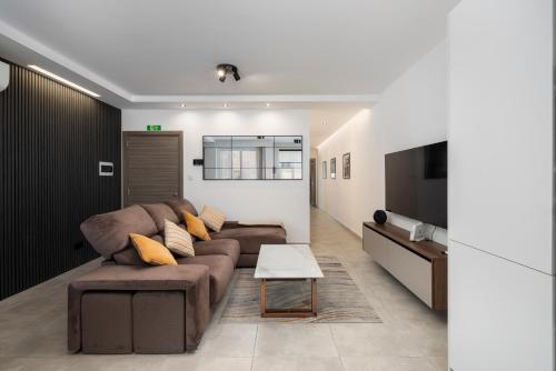 Modern 2BD Apartment with Spacious Layout & 2 Balconies San Gwann — 4-Star Luxury Hotel in Saint John, Malta