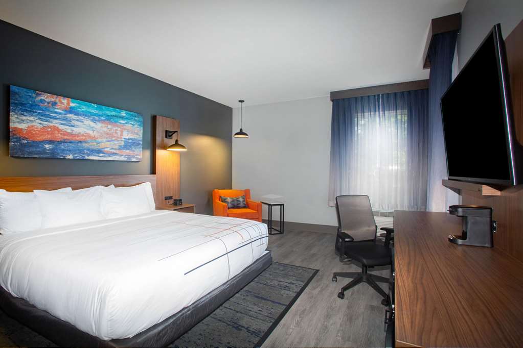 La Quinta Inn & Suites by Wyndham Oxford - photo 22