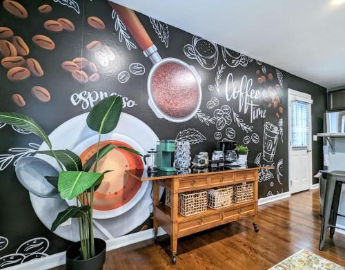 Spacious home with work space firepit BBQ grill — 4-Star Luxury Hotel in Charlotte, United States