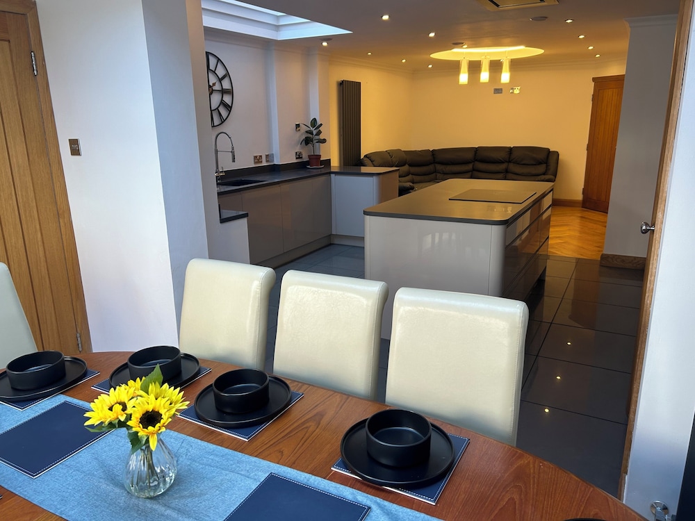 Entire Seaside Home 6 Private Bedrooms Sleeps 10 — 4-Star Luxury Hotel in Wallasey, United Kingdom