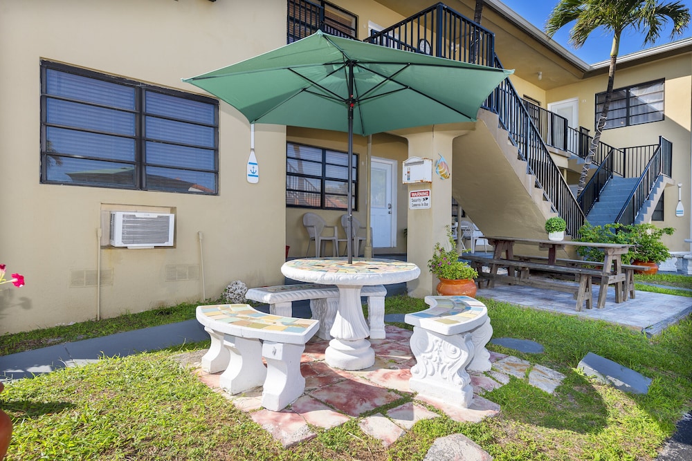 Tropic Isle Hotel and Apartment - photo 37