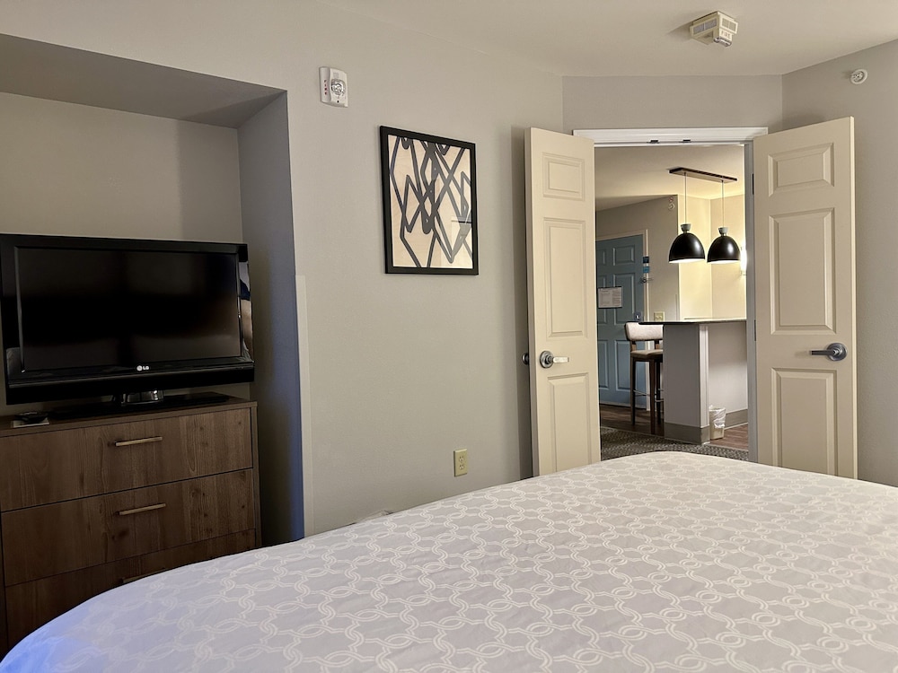 Staybridge Suites Milwaukee West Oconomowoc by IHG - photo 9
