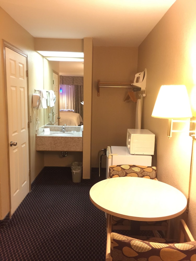 Americas Best Value Inn Garden City - photo 10