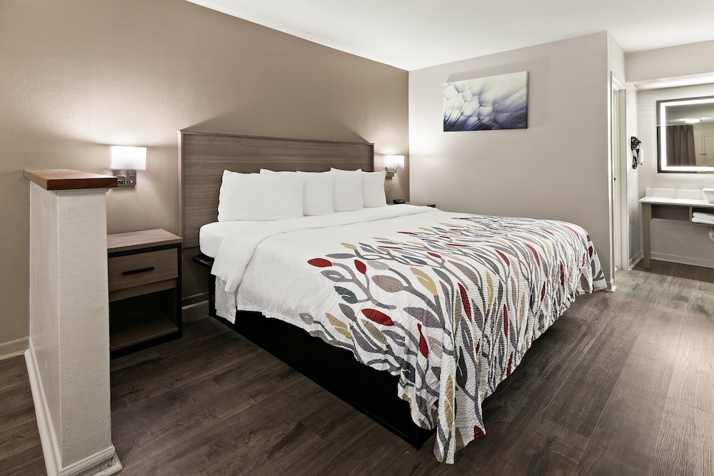 Red Roof Inn & Suites Monroe NC - photo 11